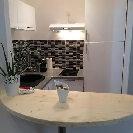 Centre H2 Arenes Charme Rooftop 公寓 尼姆